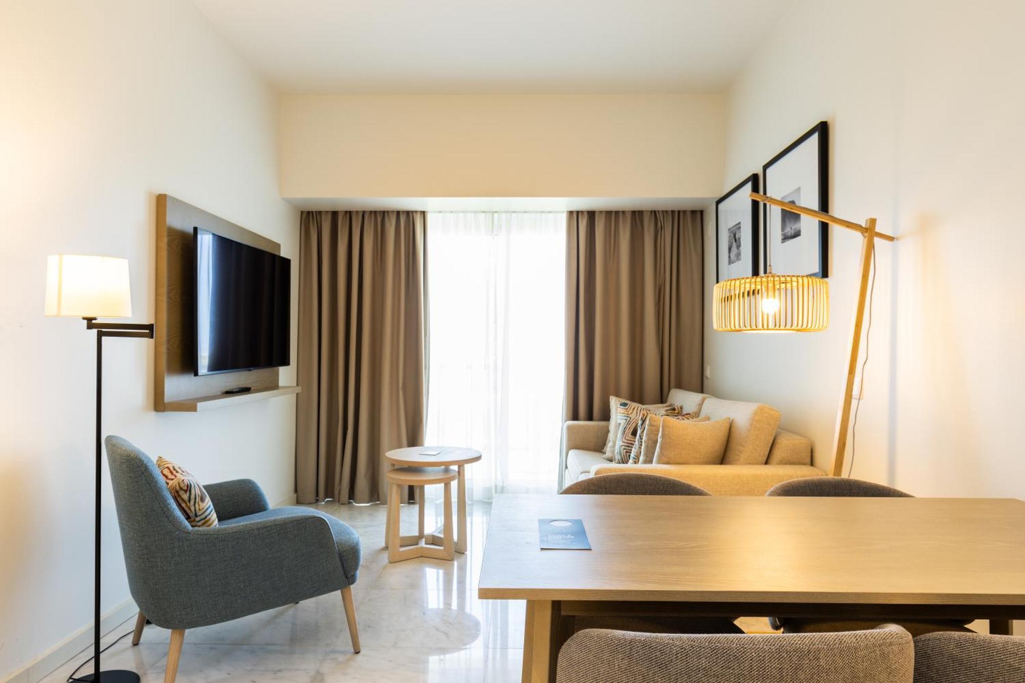 One-Bedroom Suite Sea View