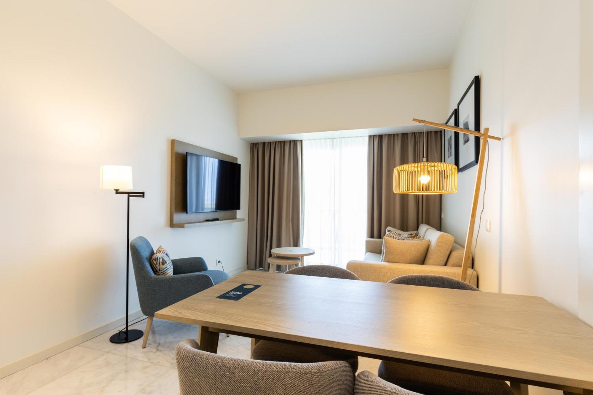One-Bedroom Suite Sea View